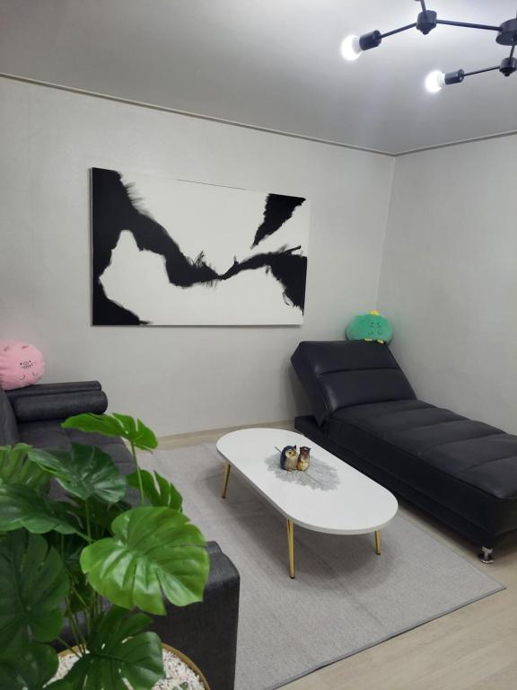 On the Main Strip of HBC - Spacious 3BR