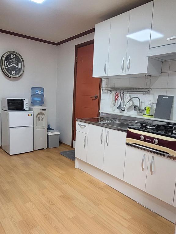 Spacious Master Suite - Modern 2BR in HBC