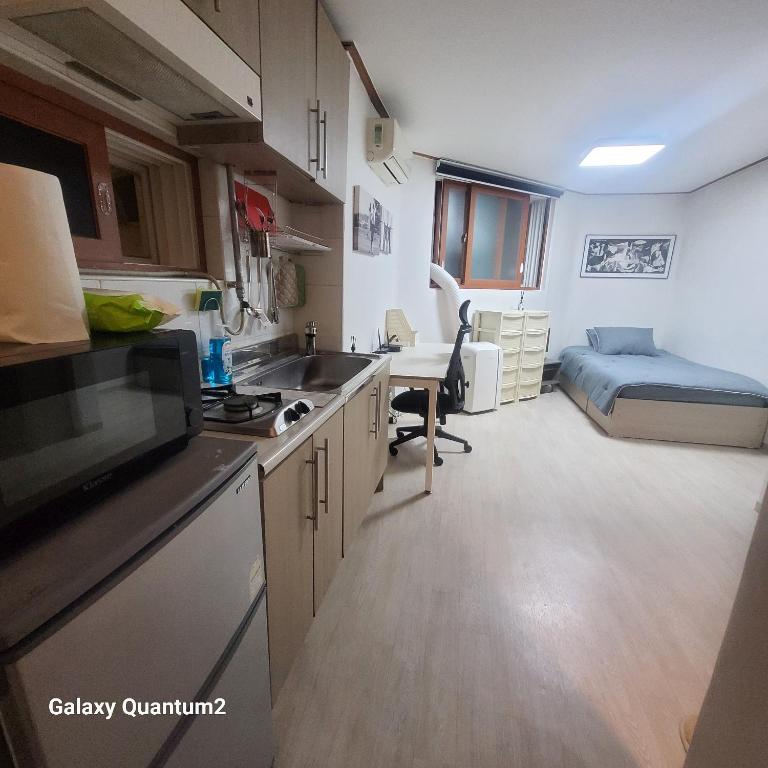 Newly Renovated Cozy Studio #9 in HBC