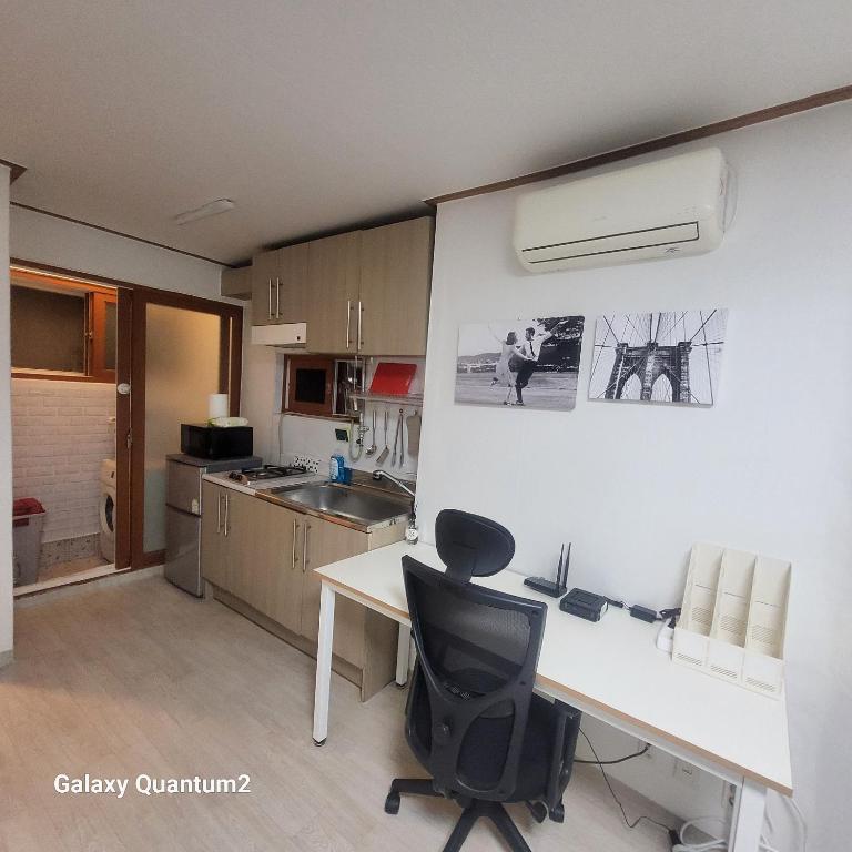 Newly Renovated Cozy Studio #9 in HBC